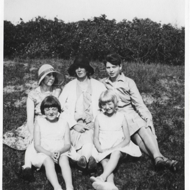 1930 - moeder met dochters Johanna - Mien - Annie - Zus - Ding