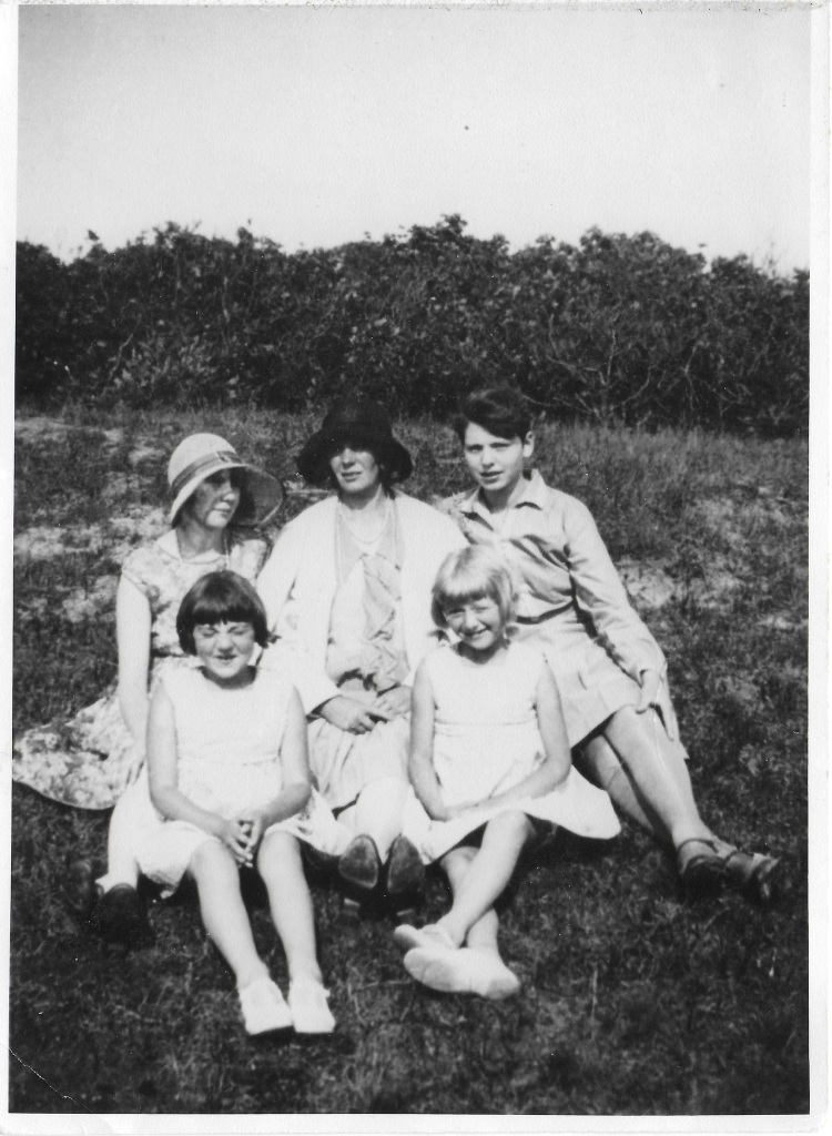 1930 - moeder met dochters Johanna - Mien - Annie - Zus - Ding