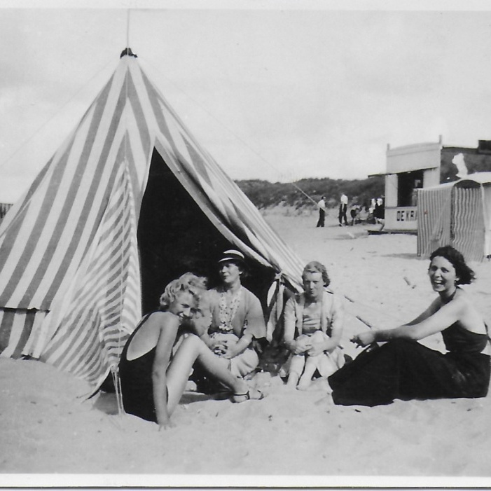 1935 - Ding - moeder Dina - Mien - Annie - strandtent Kijkduin