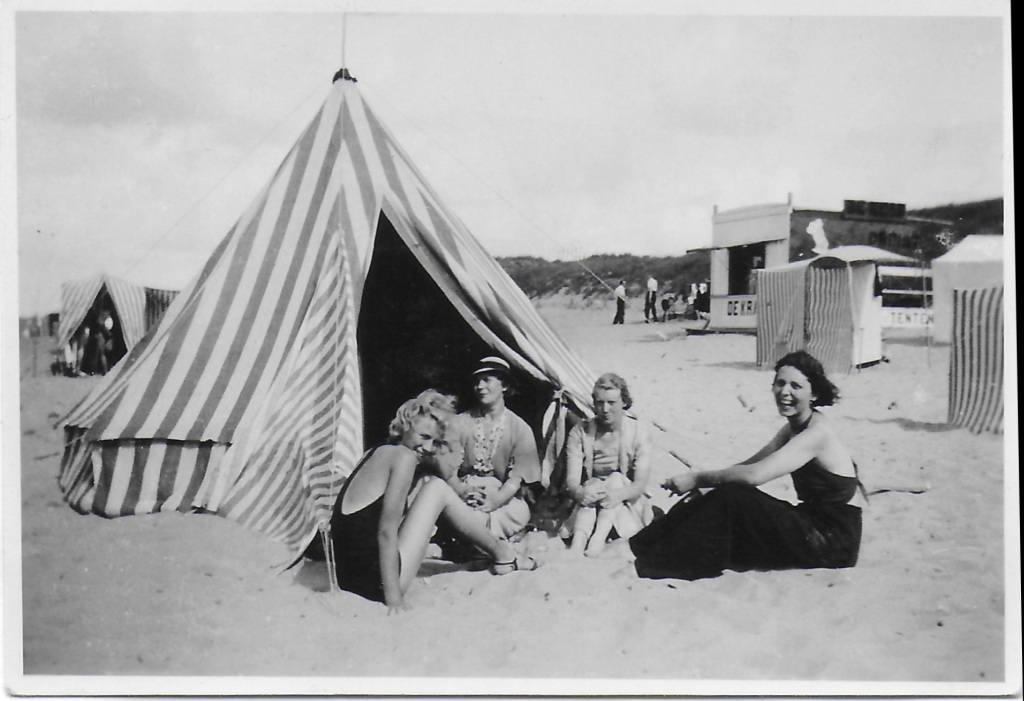 1935 - Ding - moeder Dina - Mien - Annie - strandtent Kijkduin