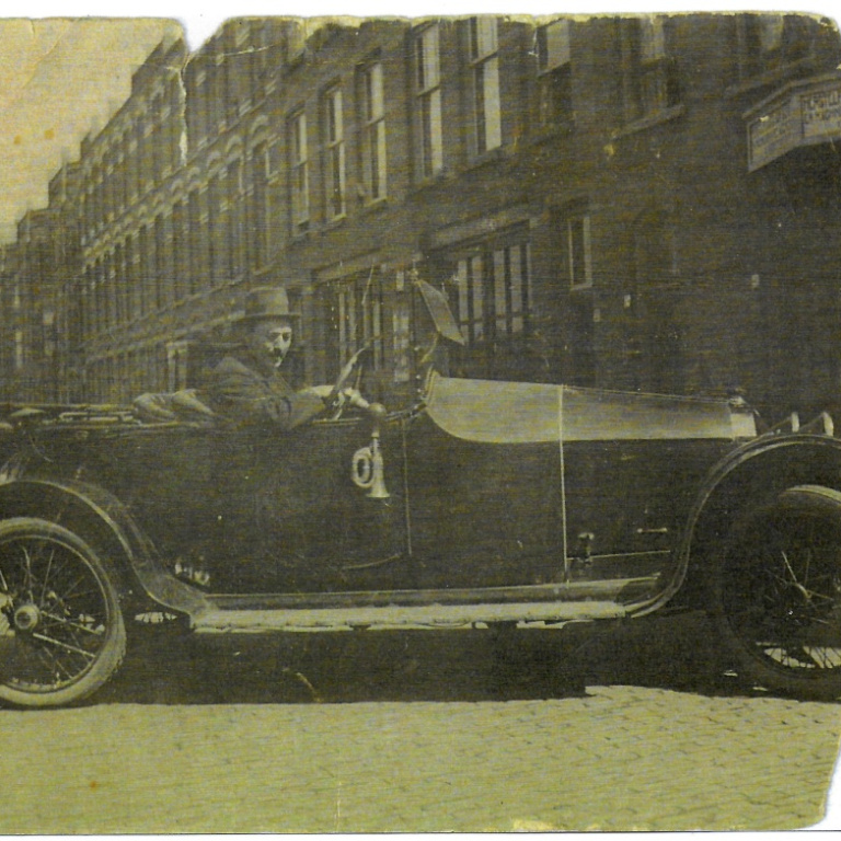 Gerard Kortman voor zijn garage 1921