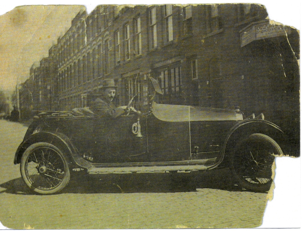 Gerard Kortman voor zijn garage 1921
