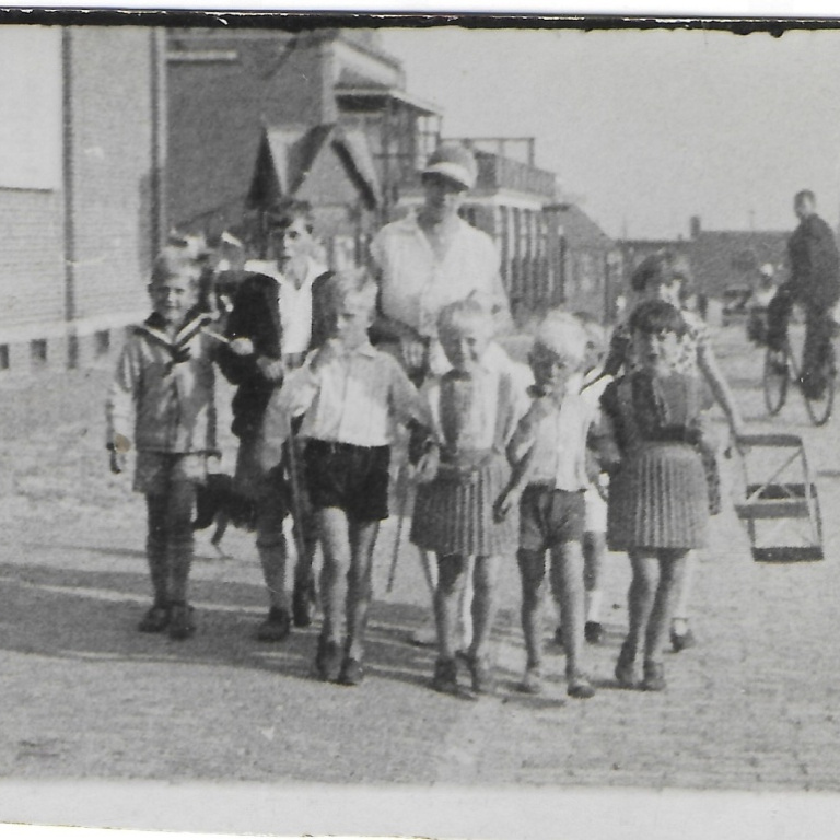juni 1926 Kijkduinschestraat bij de Werf - Zus en Ding in gebreide rokken - kl