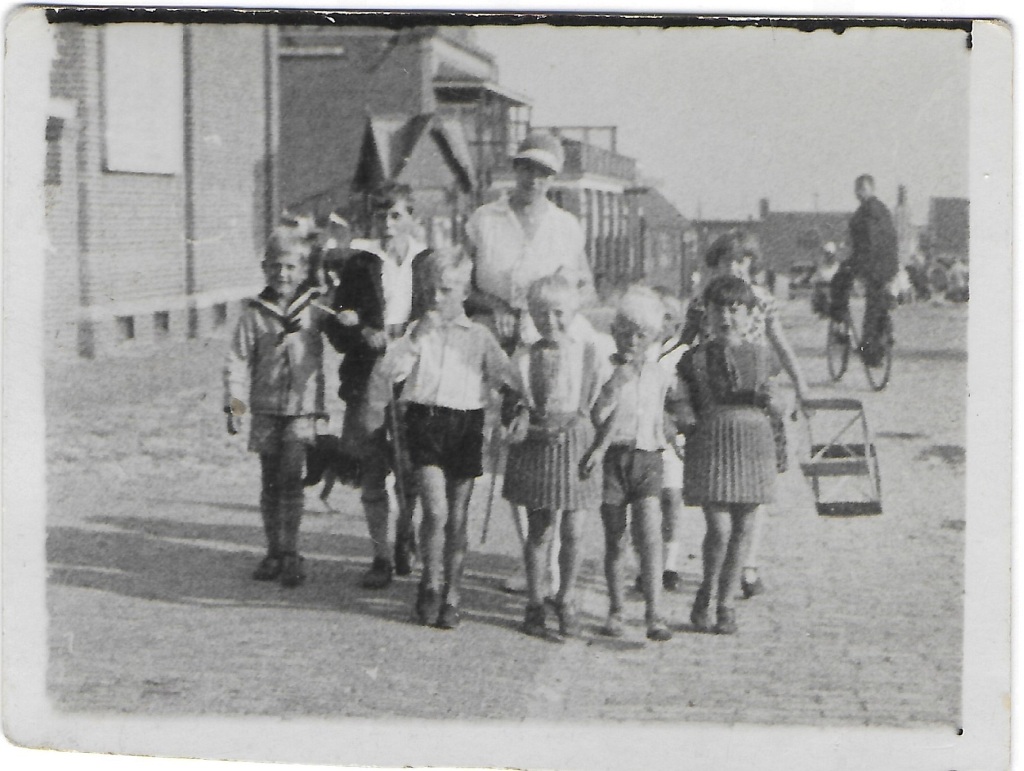 juni 1926 Kijkduinschestraat bij de Werf - Zus en Ding in gebreide rokken - kl