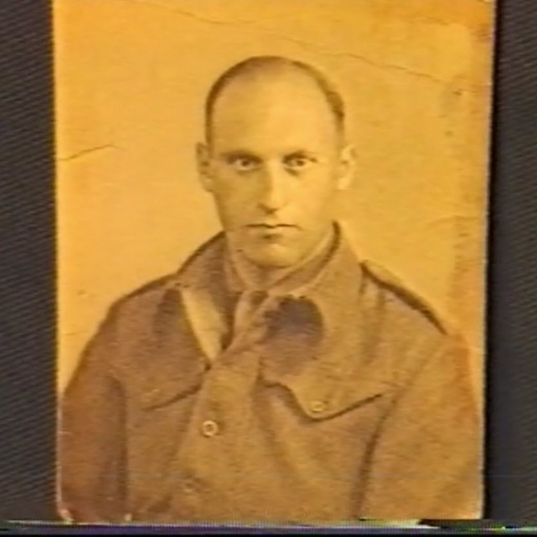 Albert eerste pasfoto met Engels pak juni 1945