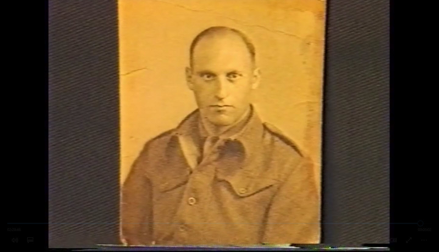 Albert eerste pasfoto met Engels pak juni 1945